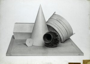 Stillleben mit geometrischen Modellen und einer Vase von Walter Bonner Gash